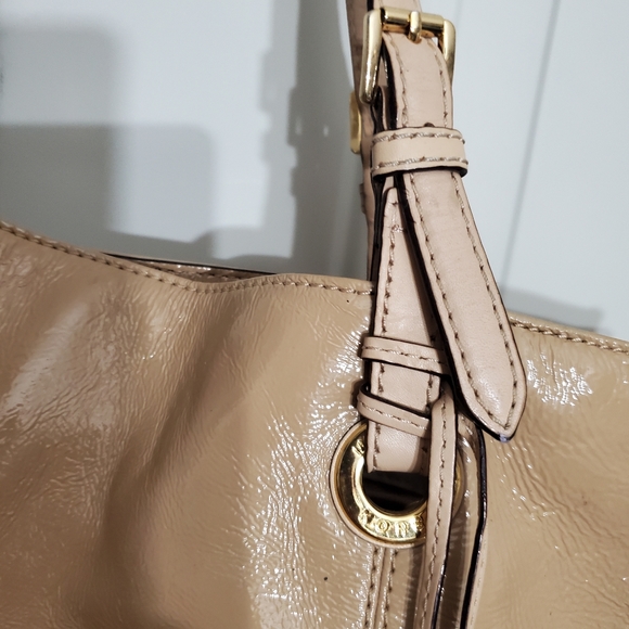 Michael Kors Jet Set Patent Leather Tote - Picture 3 of 8